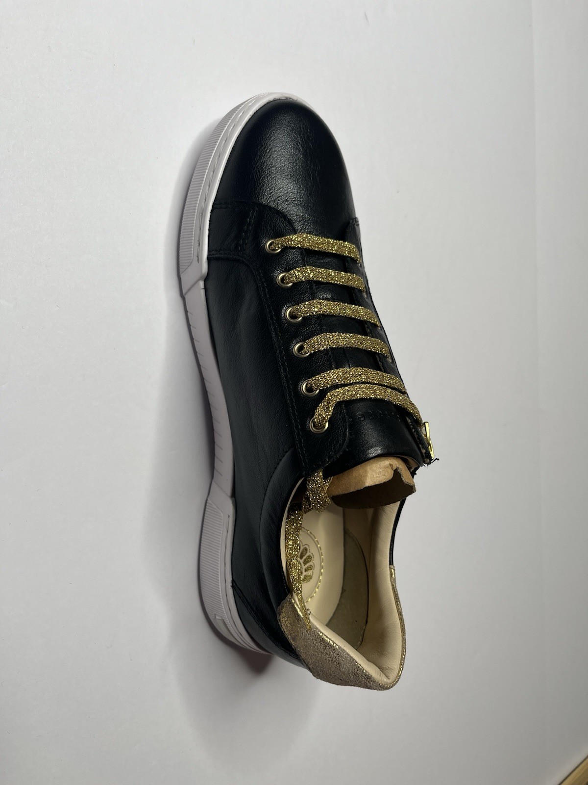 Jatarea Tara Women’s Shoes Size 8.5 Black Gold Lace-Up Sneakers New