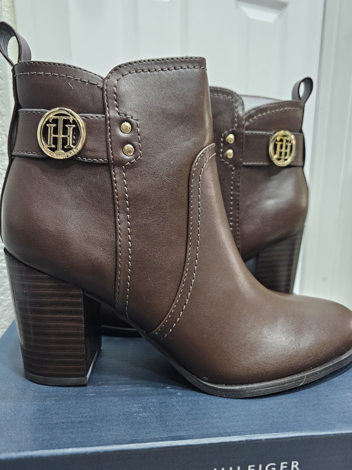 Tommy Hilfiger Daciee Women’s Brown Ankle Bootie Slip-On Almond Toe 7.5M