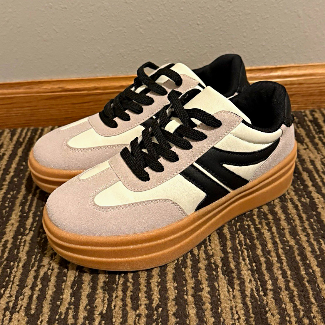 BERNESS Women Low-Top Lace-Up Colorblock Sneakers White/Black/Beige Gum Sole