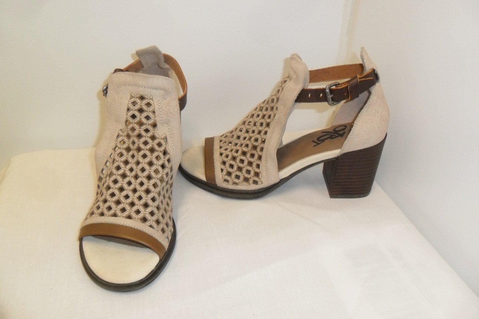NIB Stone Womens OTBT Leather Metaphor Sandals Size 9M