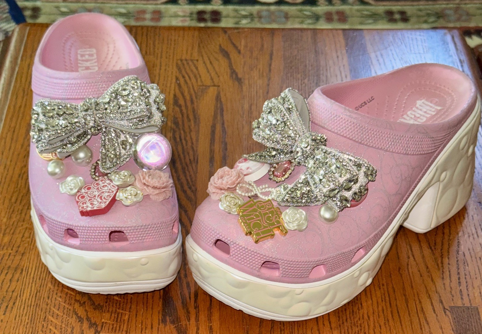 CROCS Wicked Glinda Siren Clog Women’s Size 9 with Jibbitz Pink – one of a kind