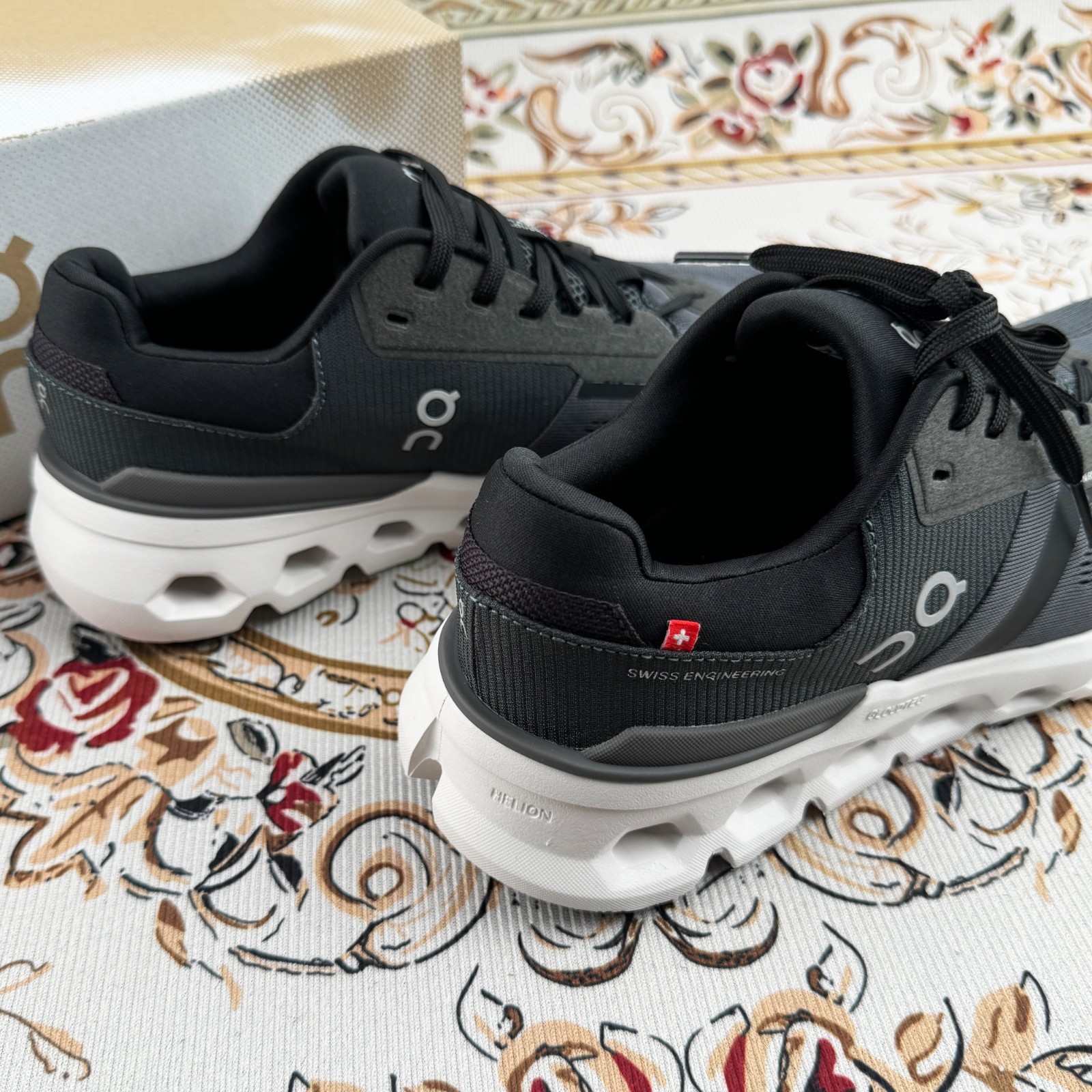 NEW On Cloudrunner 2 Eclipse|Black woman’s Sneakers/CloudTec® cushioning US6-9.5