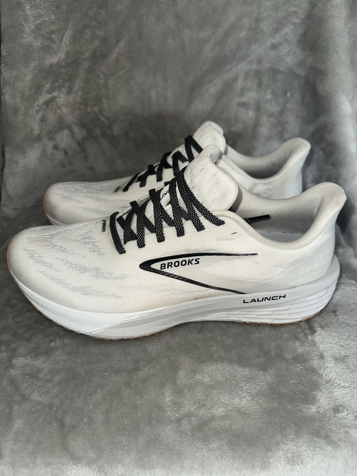 Brooks Launch 11 White Grey Black White Size 10.5 With Minor Defect