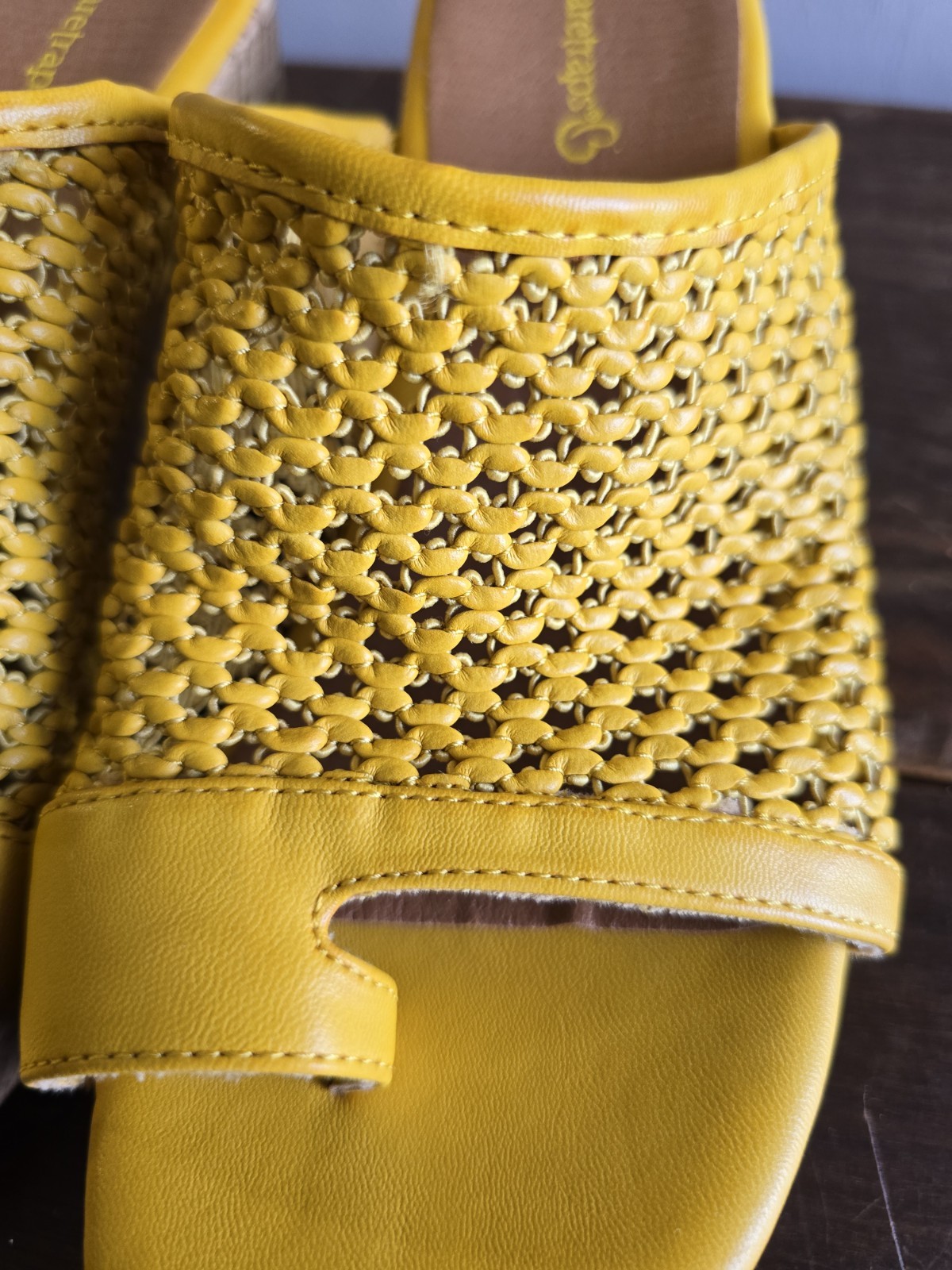Women’s Baretraps Woven Yellow Slip-on Wedge Toe Ring Size 8M Pre-owned