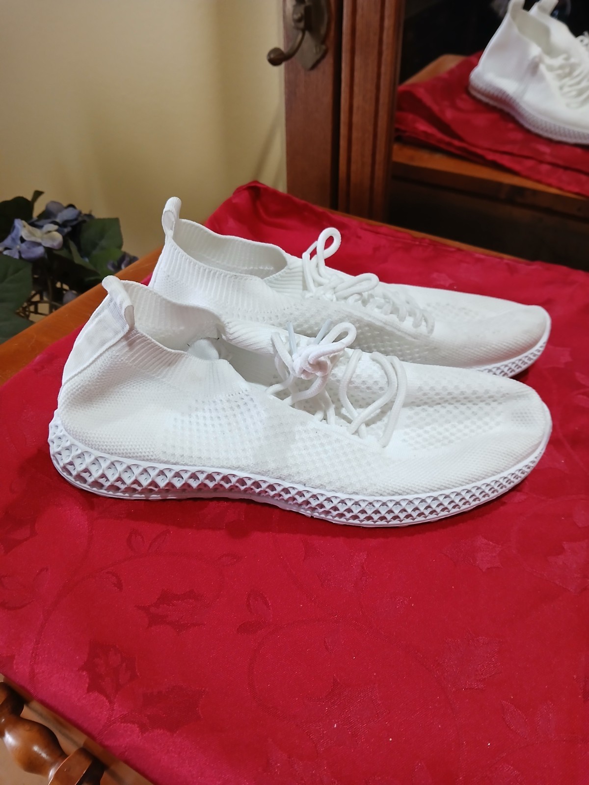 Taxi Women’s White Knit Sock Sneakers Lace Up Lightweight Size 9