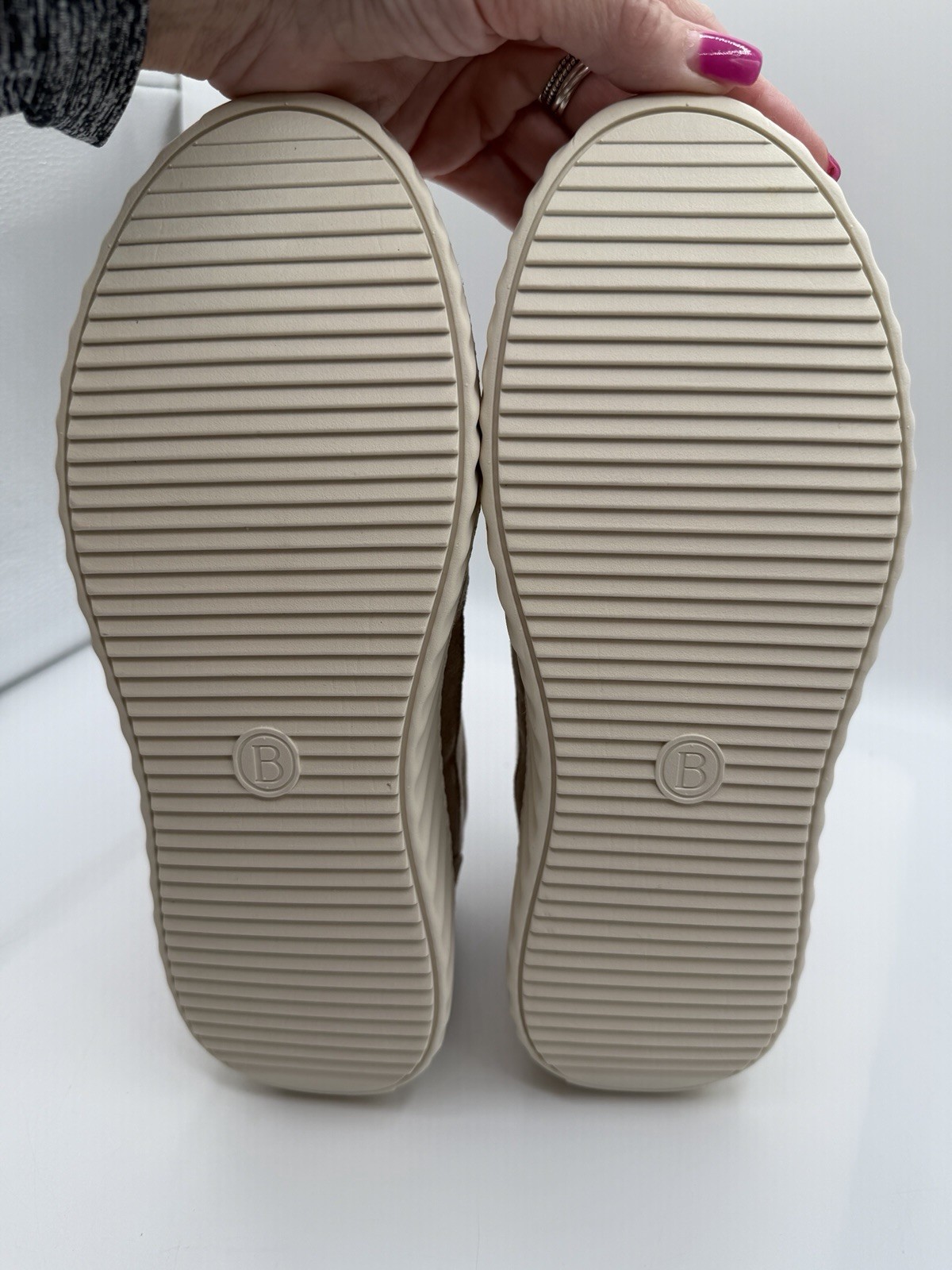 BZees Winner Comfort Sneaker, Women’s 9M, Beige,Gold Metallic Accents,Zip,NIB