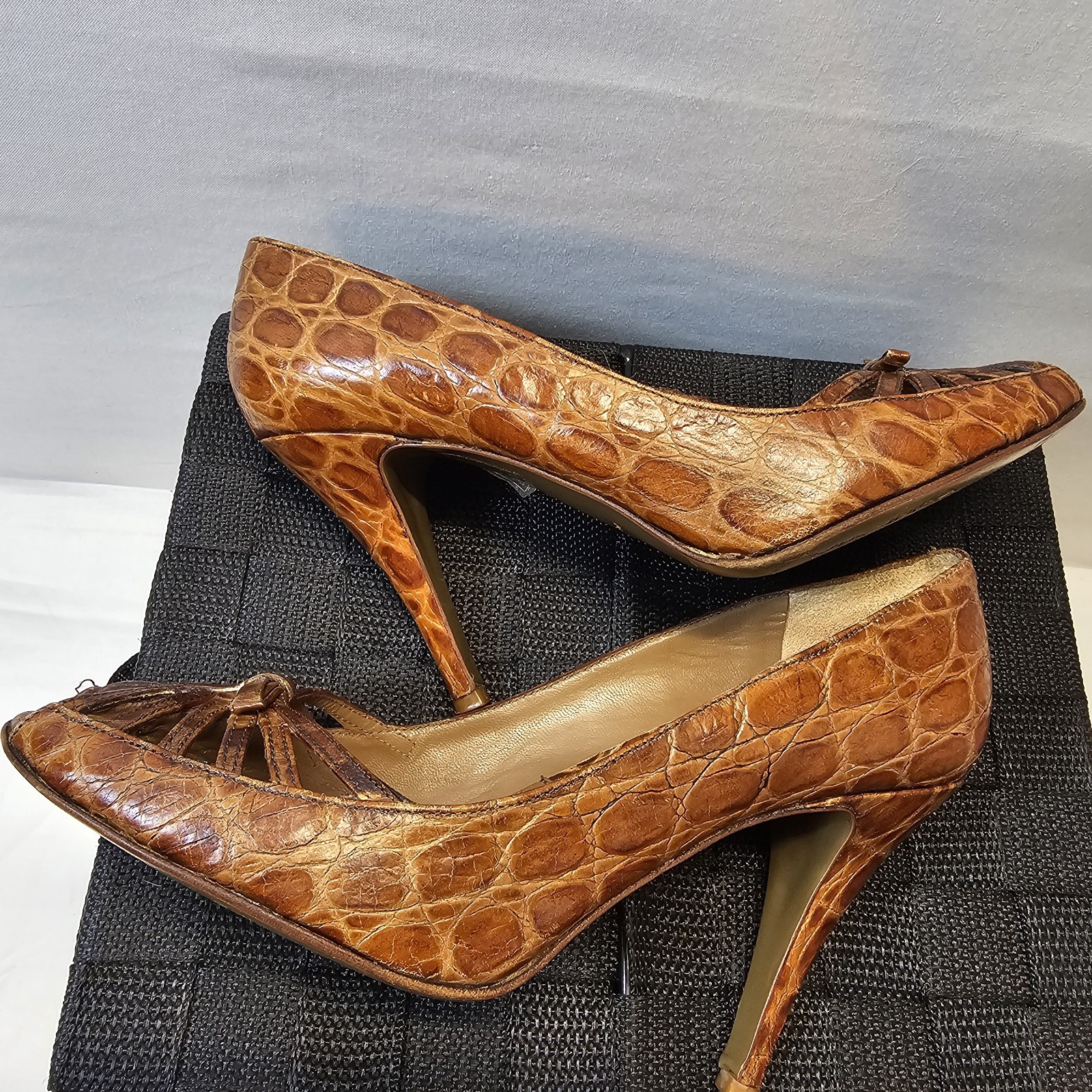 Via Spiga Embossed Leather Peep Toe Strap Criss-Cross Vamp Mob Stiletto 7M Italy