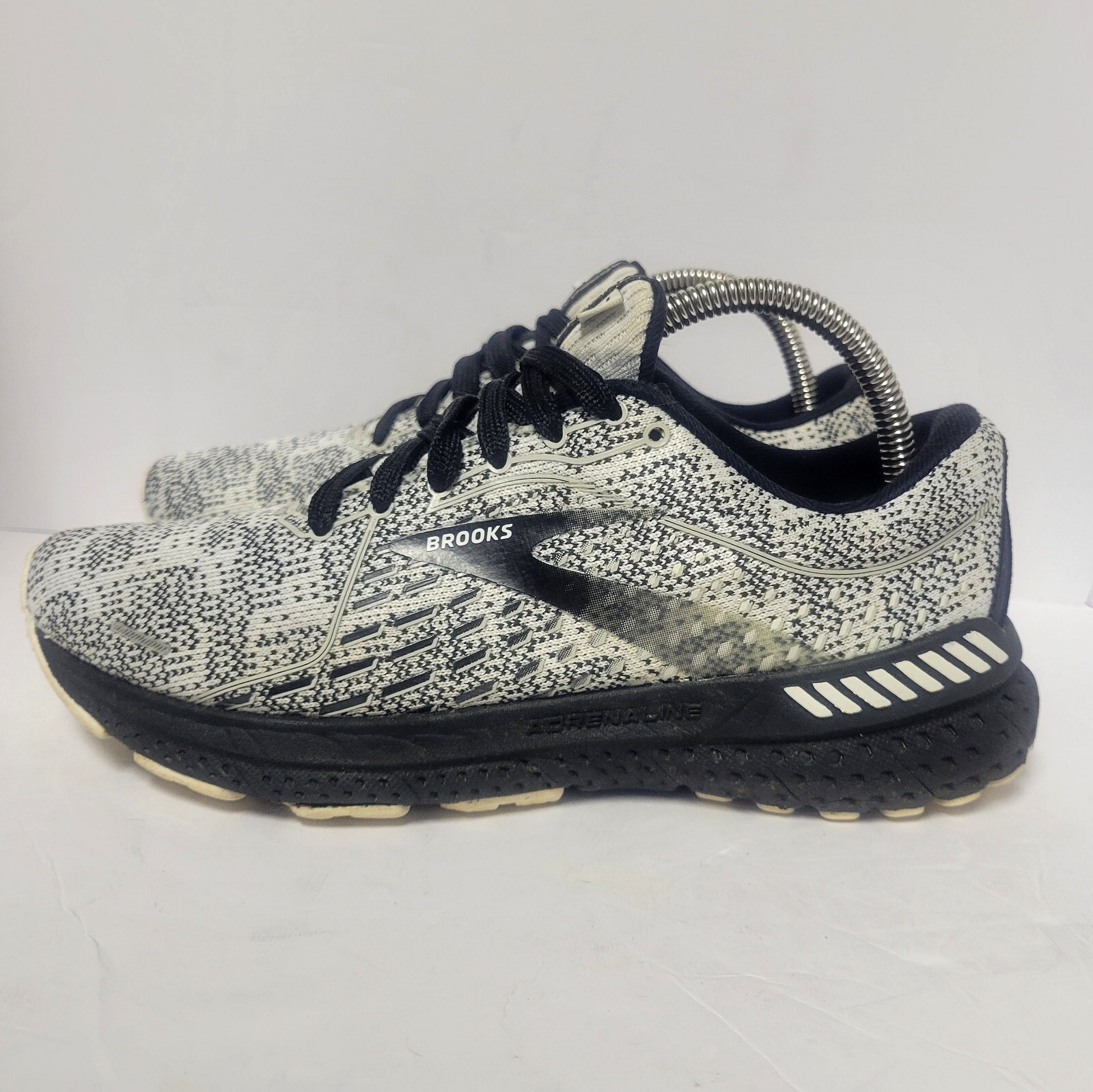 Brooks Adrenaline GTS 21 Womens Sz 8B White Black Running Shoes 1203291B135 Oreo