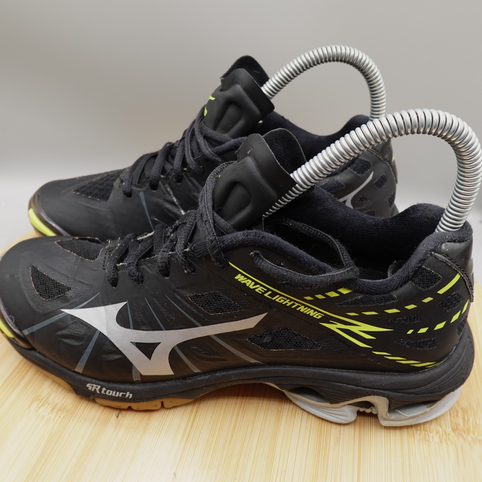 Mizuno Wave Lightning Z Shoes Womens 6W Black Yellow Traction Volleyball Flaws
