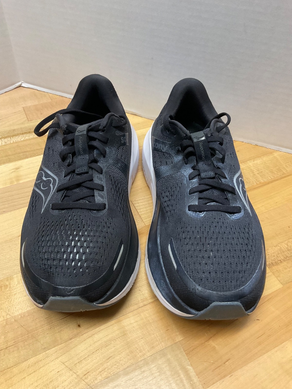 Saucony Guide 18 Womens Size 9.5 XW Wide Athletic Running Shoes Sneakers