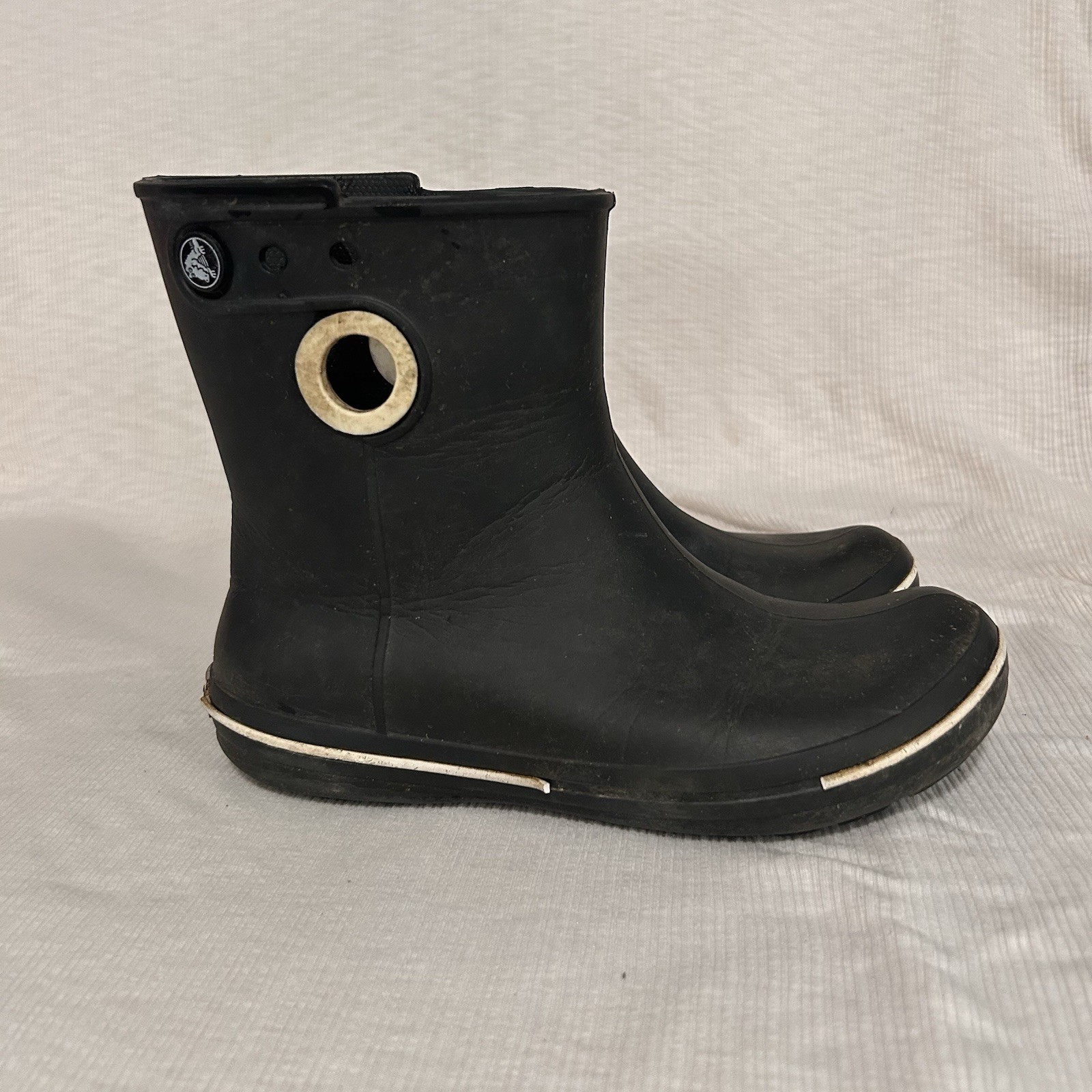 Crocs Women’s Black Jaunt Shorty Pull-on Rain Boot – Size 6 FLAW