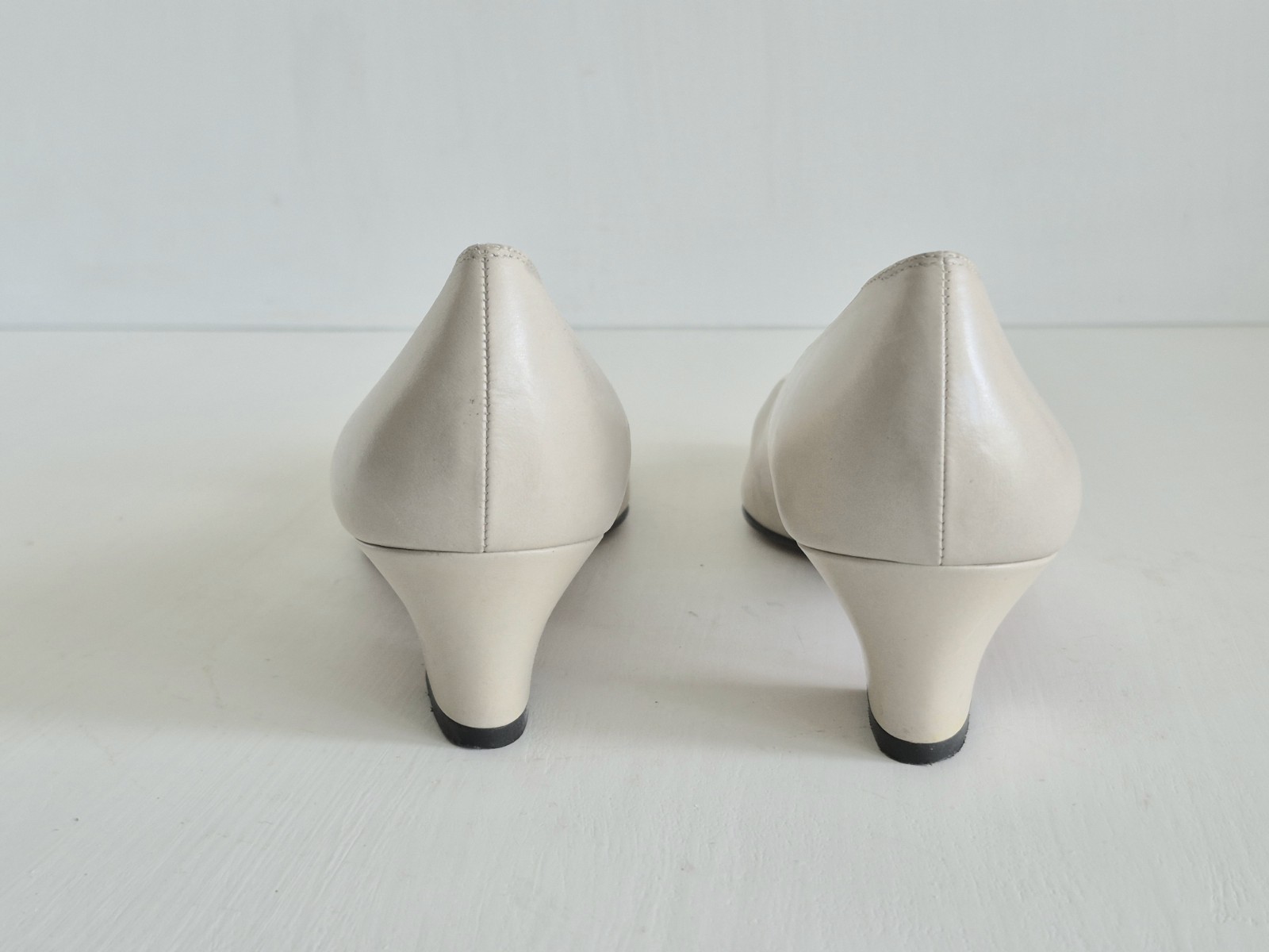 SALVATORE FERRAGAMO Italy Classic Ivory Leather Almond Toe Pumps SZ 7.5 /EU 38