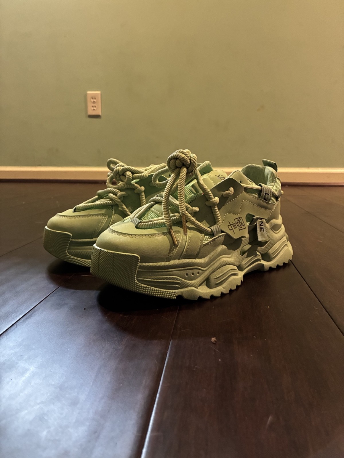Size 6.5 Womens cute green chunky shoes with laces!