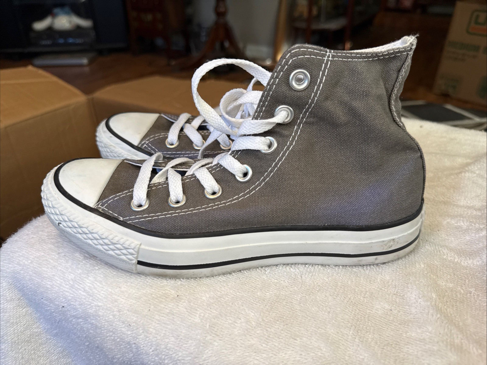 MEN’S CONVERSE HIGH CUT CANVAS SNEAKERS SIZE 4, GRAY & WHITE #1J793