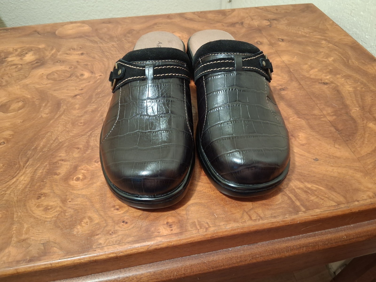 ARRAY Lyric Women’s Leather Mule Clogs. Size 9 WW. Black.