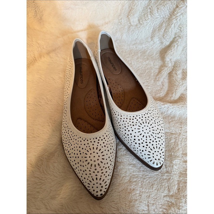 Maurices June White Laser Cut Eyelet Pointed Toe Flats Shoes Womens 6M