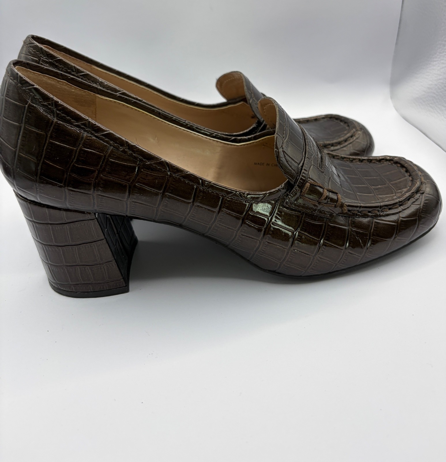 Tahari LESLIE Patent Leather Heeled Loafers Croc Embossed Brown 8 1/2B
