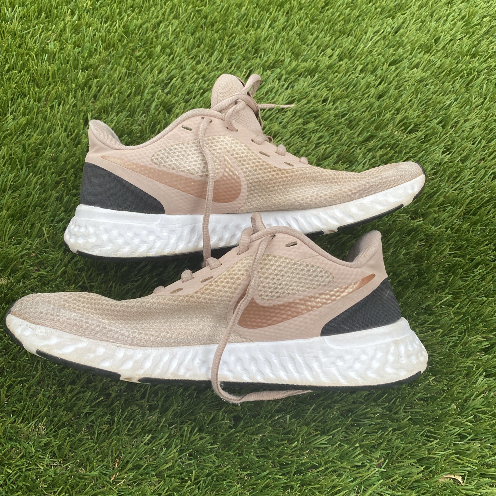 Nike Revolution 5 Barely Rose Pink Running Shoes Size 8 Women’s BQ3207-600