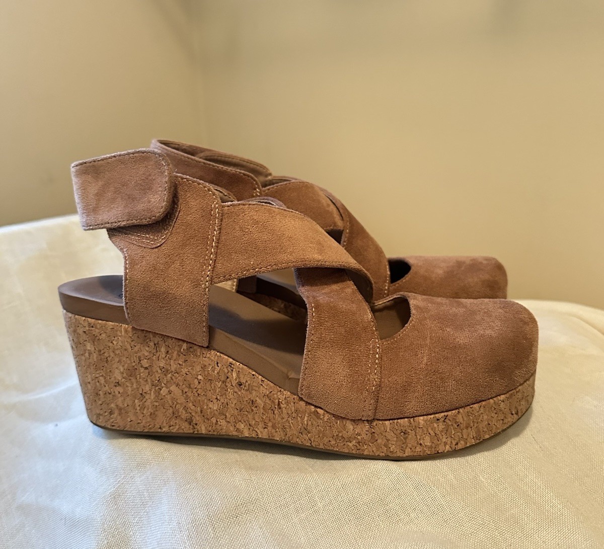 Corkys Case Closed Tan Faux Suede Wedge Platform Cork Sandals Sz 9 Boho Comfort
