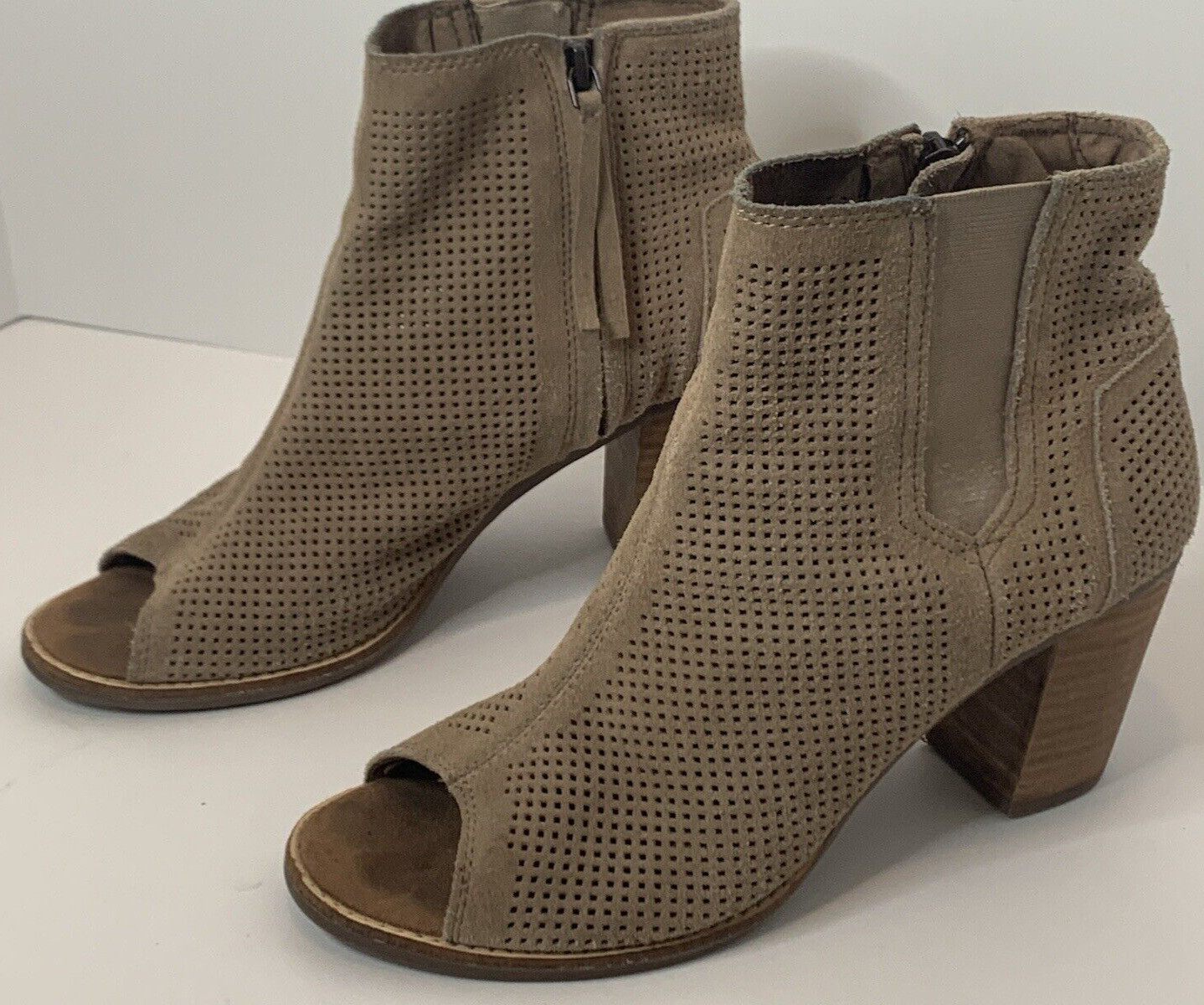 TOMS «Majorca» Perforated Peep Toe Ankle Boots Womens Size 8.5 Tan, Side Zipper
