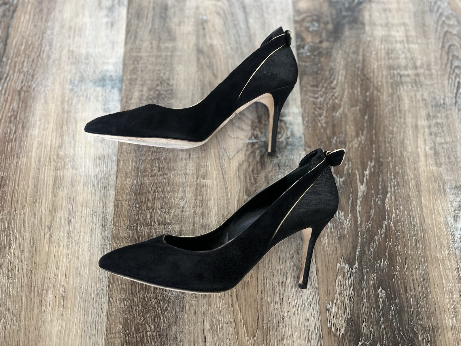 Oscar De La Renta Suede Pointed Toe Gold Trim Designer Evening Pumps size 38