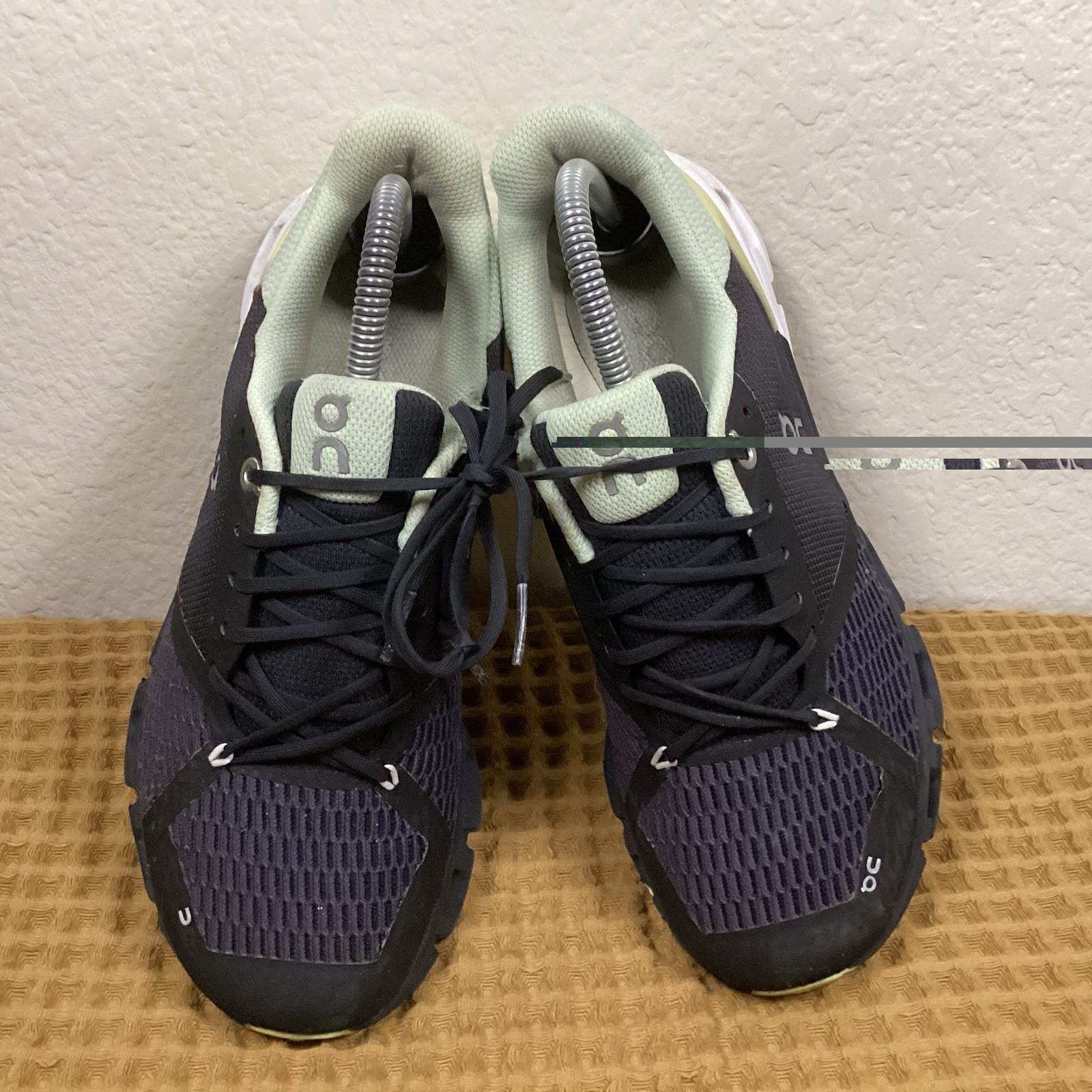 On Cloud Cloudflyer 4 Womens Sz 8 Black White Gray Athletic Running Shoes Mint