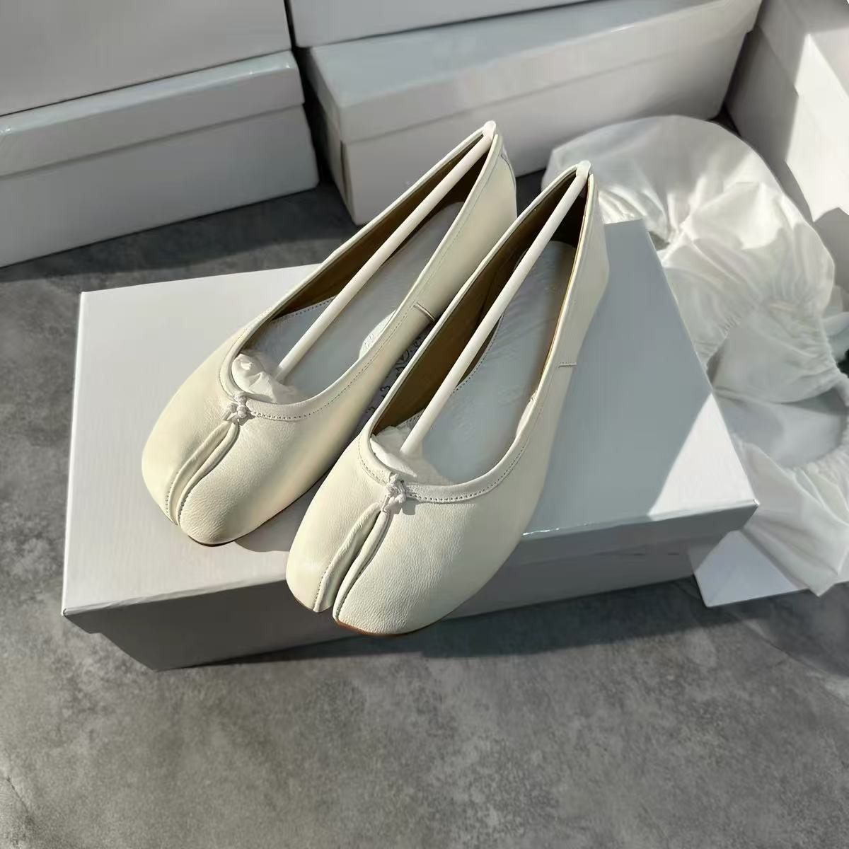 Women’s Margiela Single shoe tabi split toe shoe flat pleated shoe
