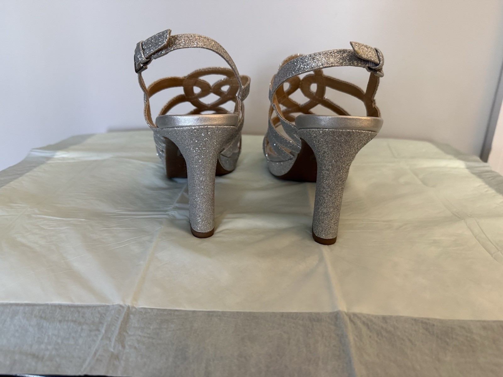 Naturalizer Shoes Womens Size 7M Silver Strappy Heeled Sandals Glitter