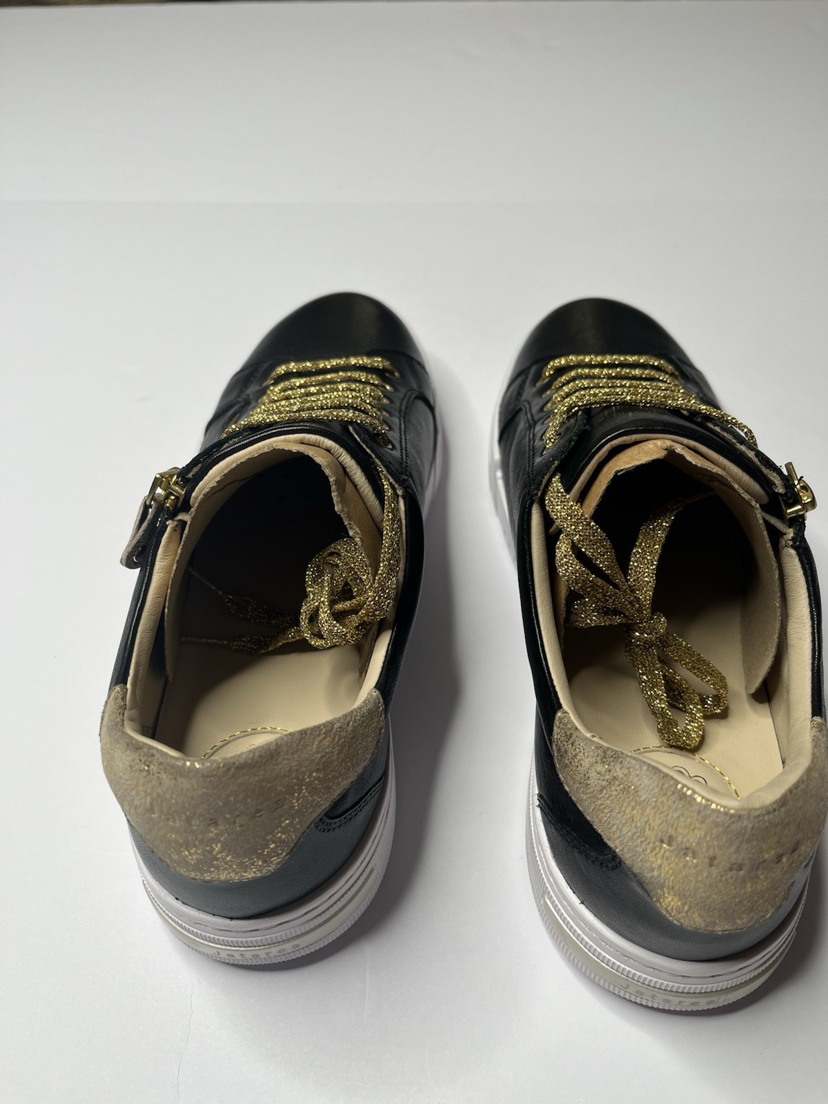 Jatarea Tara Women’s Shoes Size 8.5 Black Gold Lace-Up Sneakers New