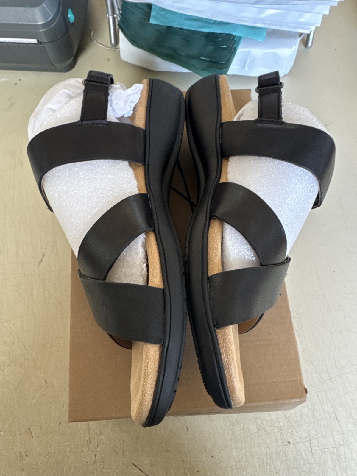 PICK SIZE / COLOR – Trotters T2417 Women River Leather Strap Strap Sandals Shoes