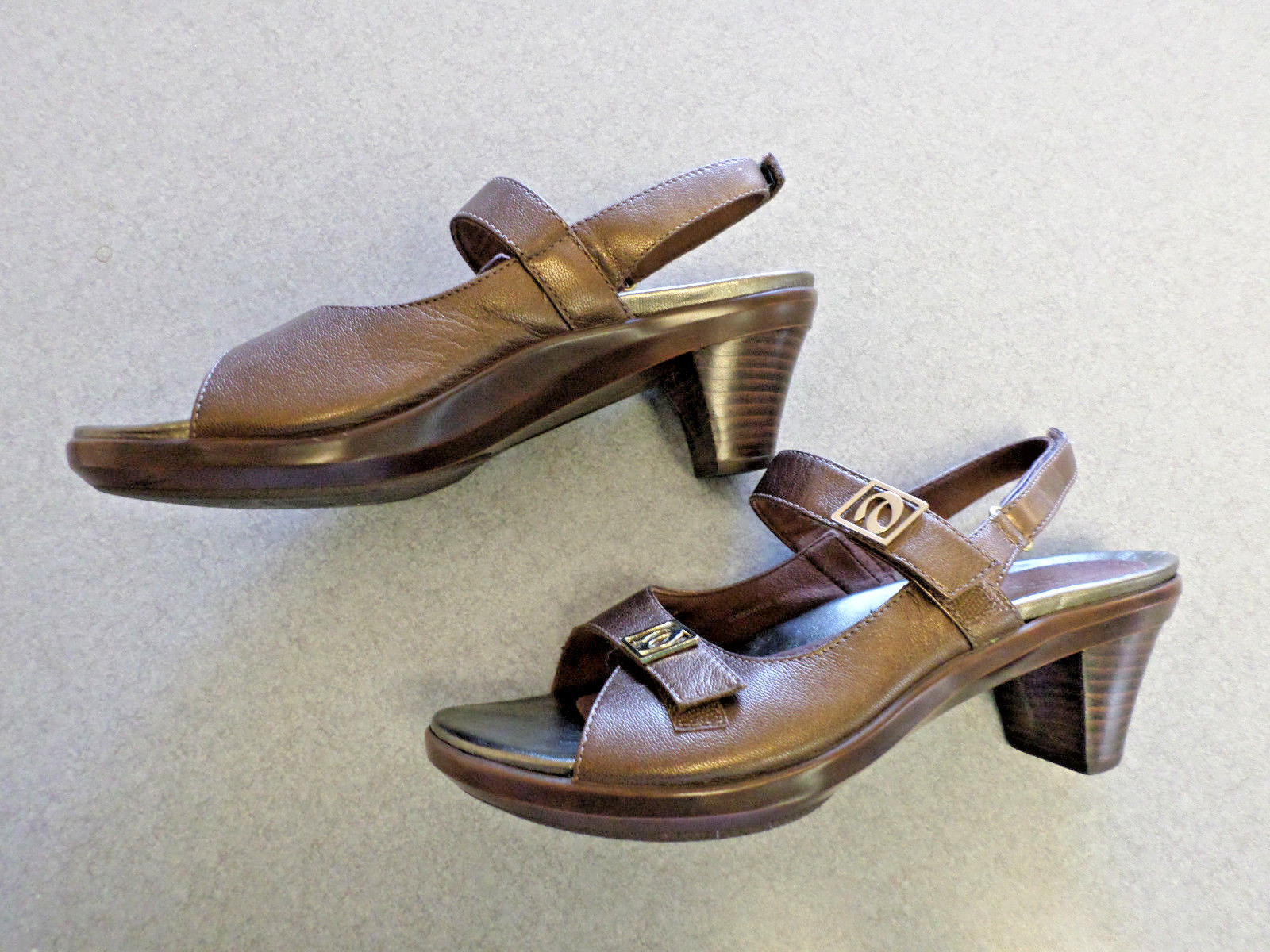 Aravon by New Balance Brown Leather Sandals with 2.75 in. heel. Women’s 9 B