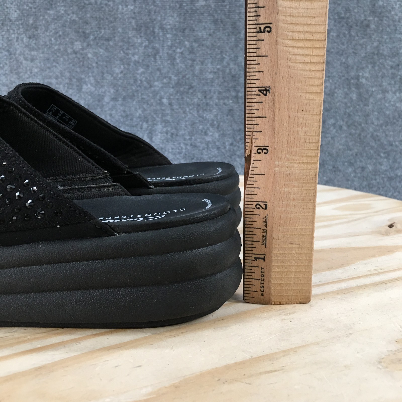 Clarks Sandals Womens 10 M Drift Jaunt Studded Slip On Thong Wedge Black Fabric