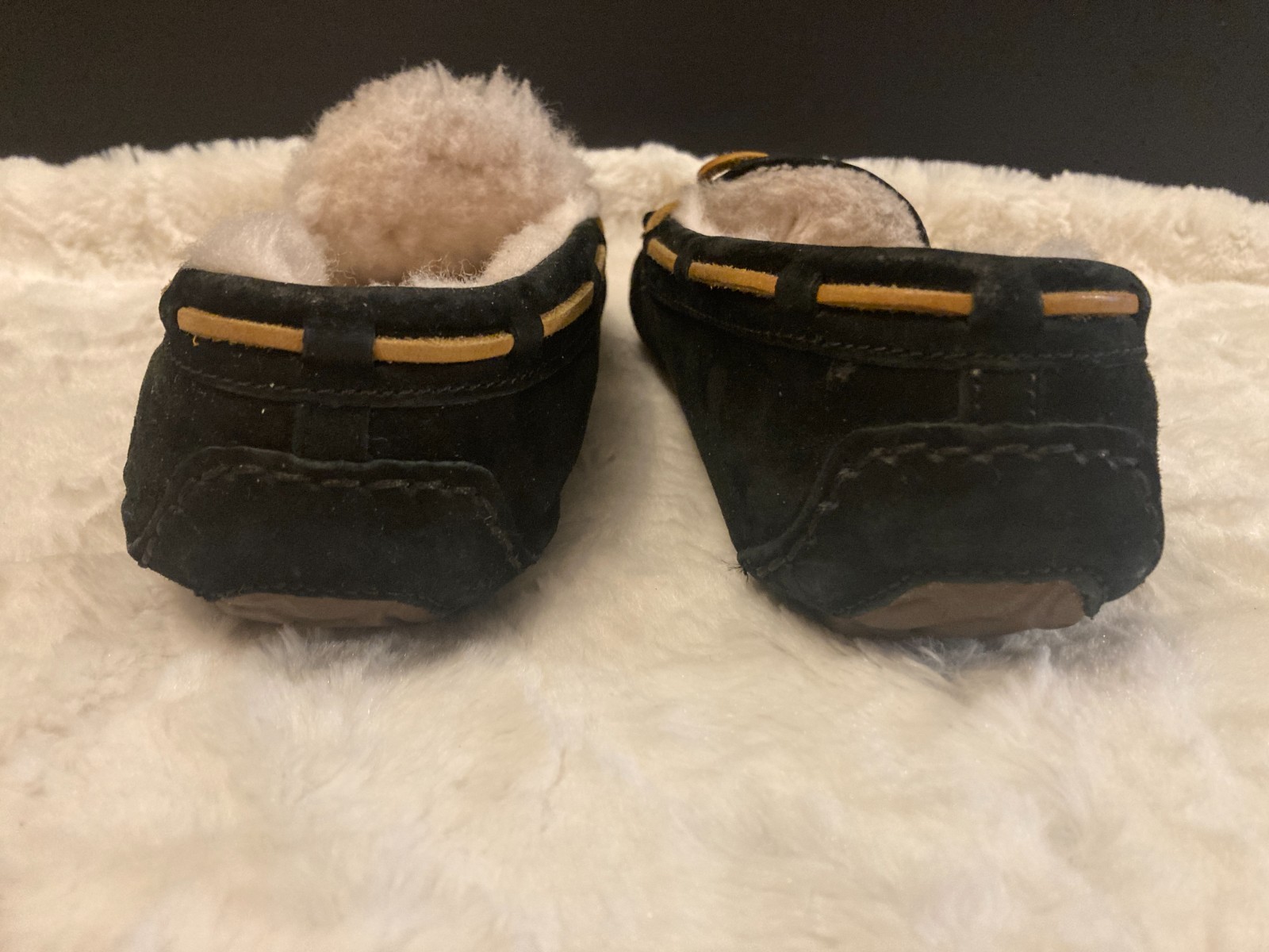 UGG Women’s Dakota Black Suede Moccasin Slippers Shearling Lined Shoes Size 8