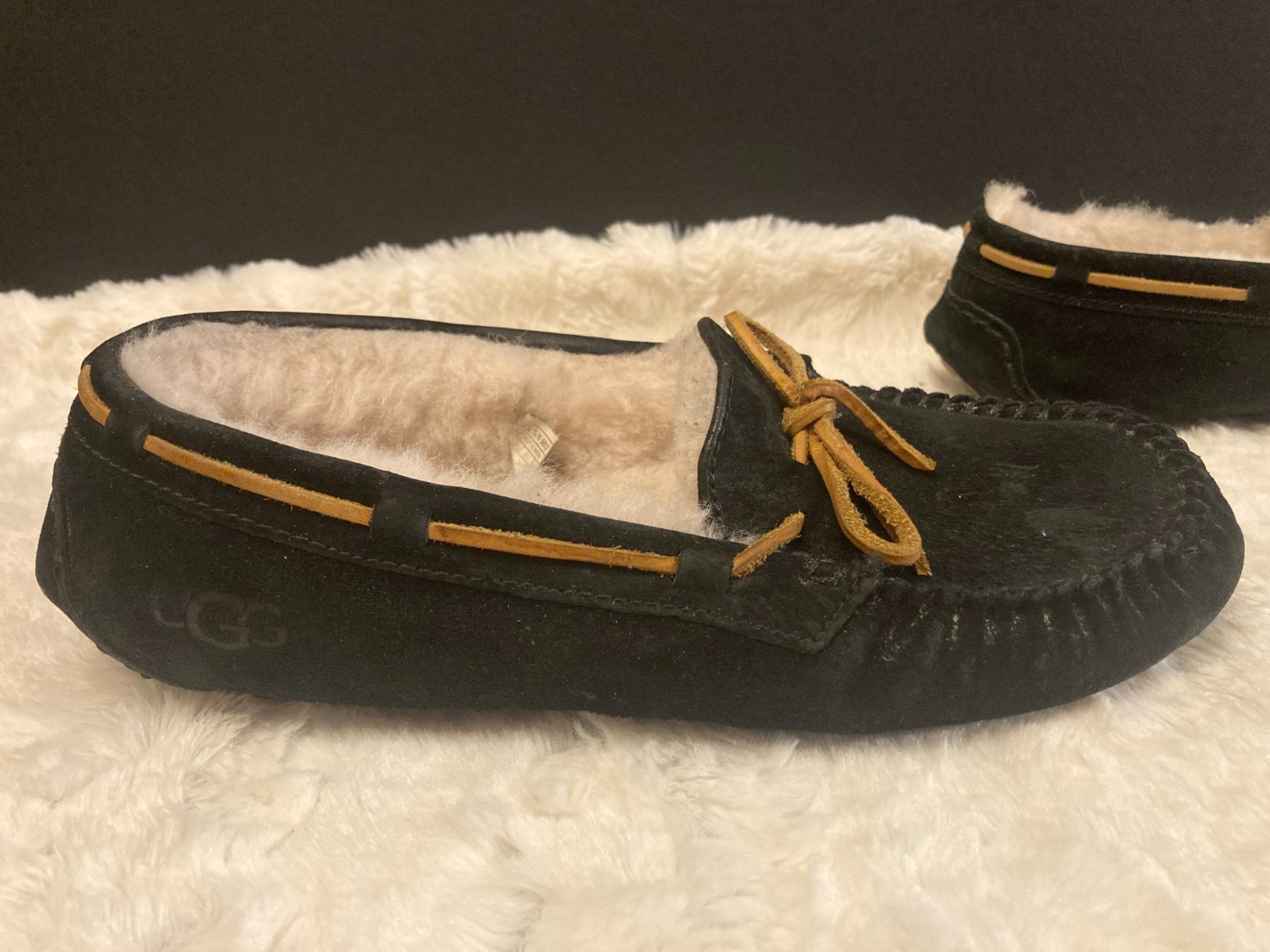UGG Women’s Dakota Black Suede Moccasin Slippers Shearling Lined Shoes Size 8