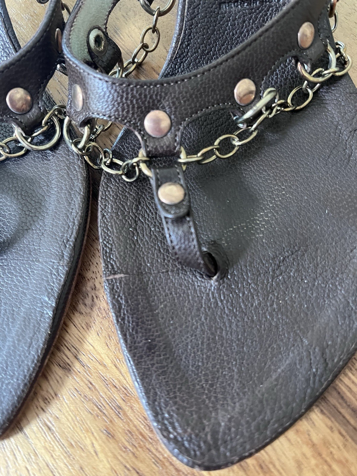 Singerson Morrison brown leather front strap w/metal chain covered kitten heel 7