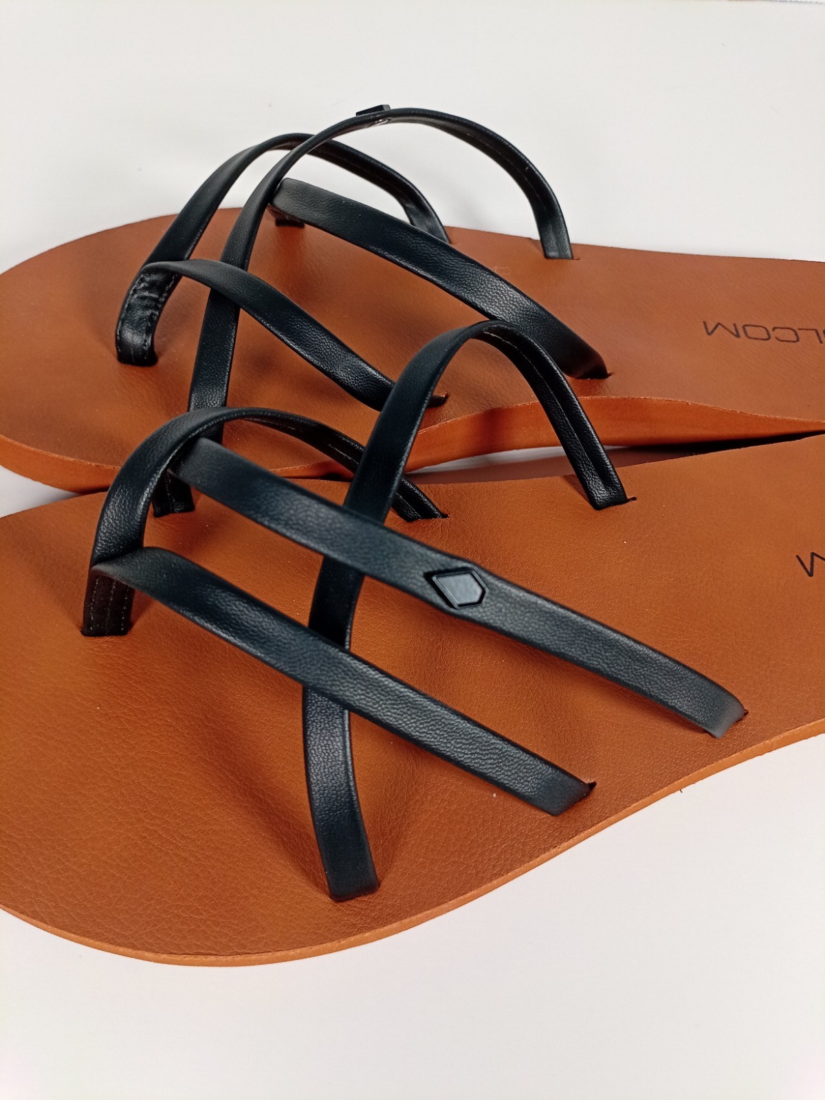 Volcom New School II Womens size 8 Cushioned Strappy Flip Flops