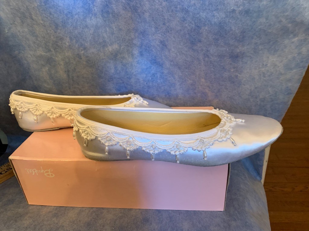 (EM)Women’s Dyeables™ Inc. White Satin Flat Shoes Wedding Formal Evening- Sz 9B