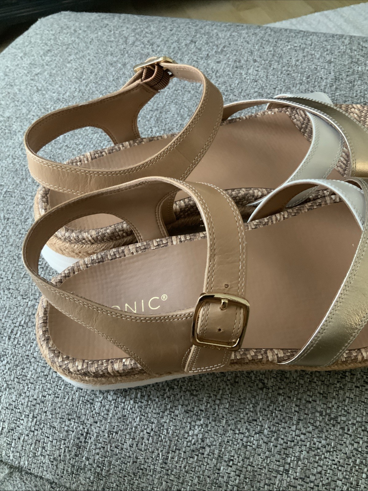 Vionic Women’s Mar Ankle Straps Heeled Sandal 9.5 Camel Gold White