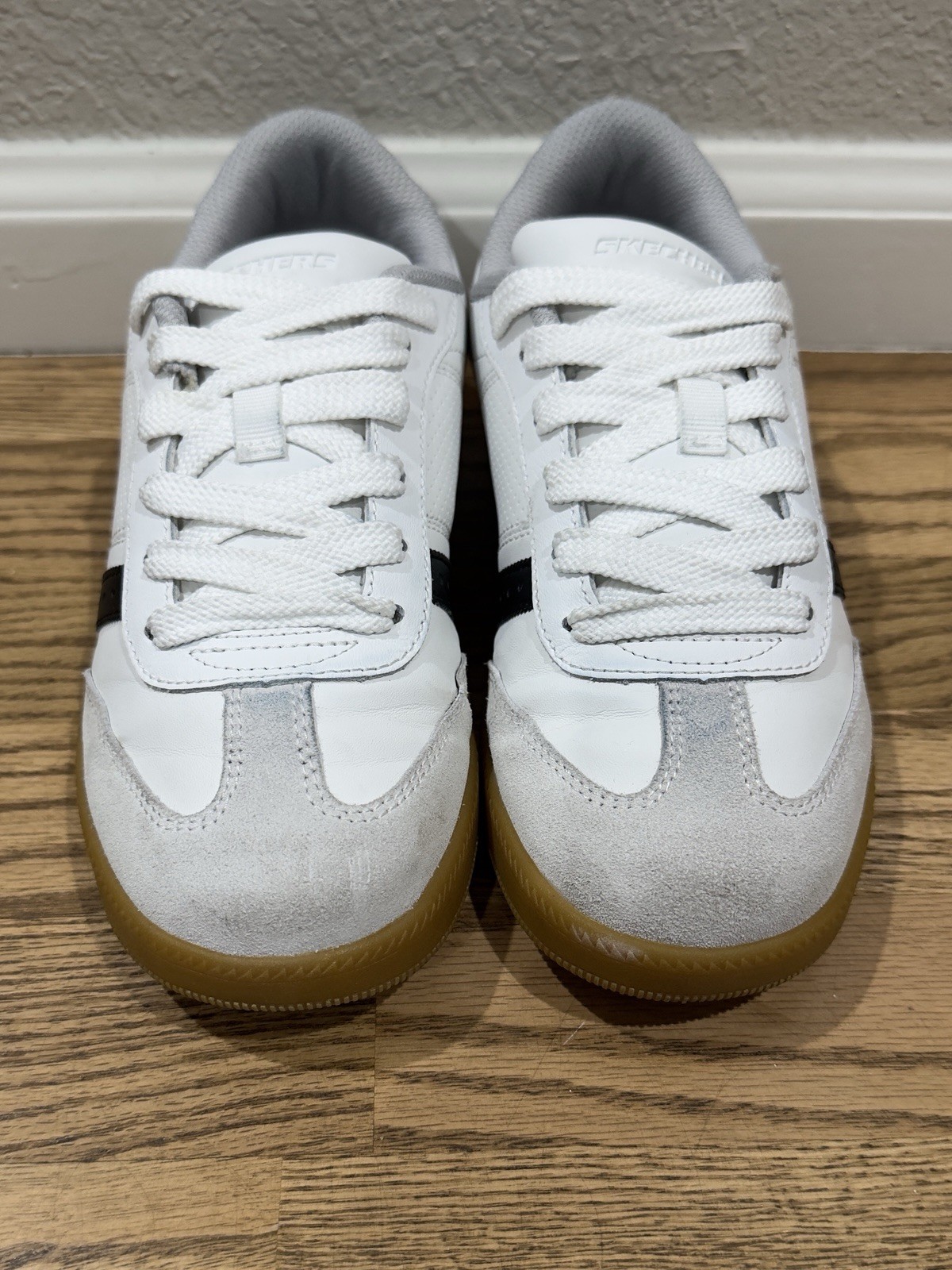 Skechers Casual Sneakers Shoes White Black Gum Sole Women’s Size 4