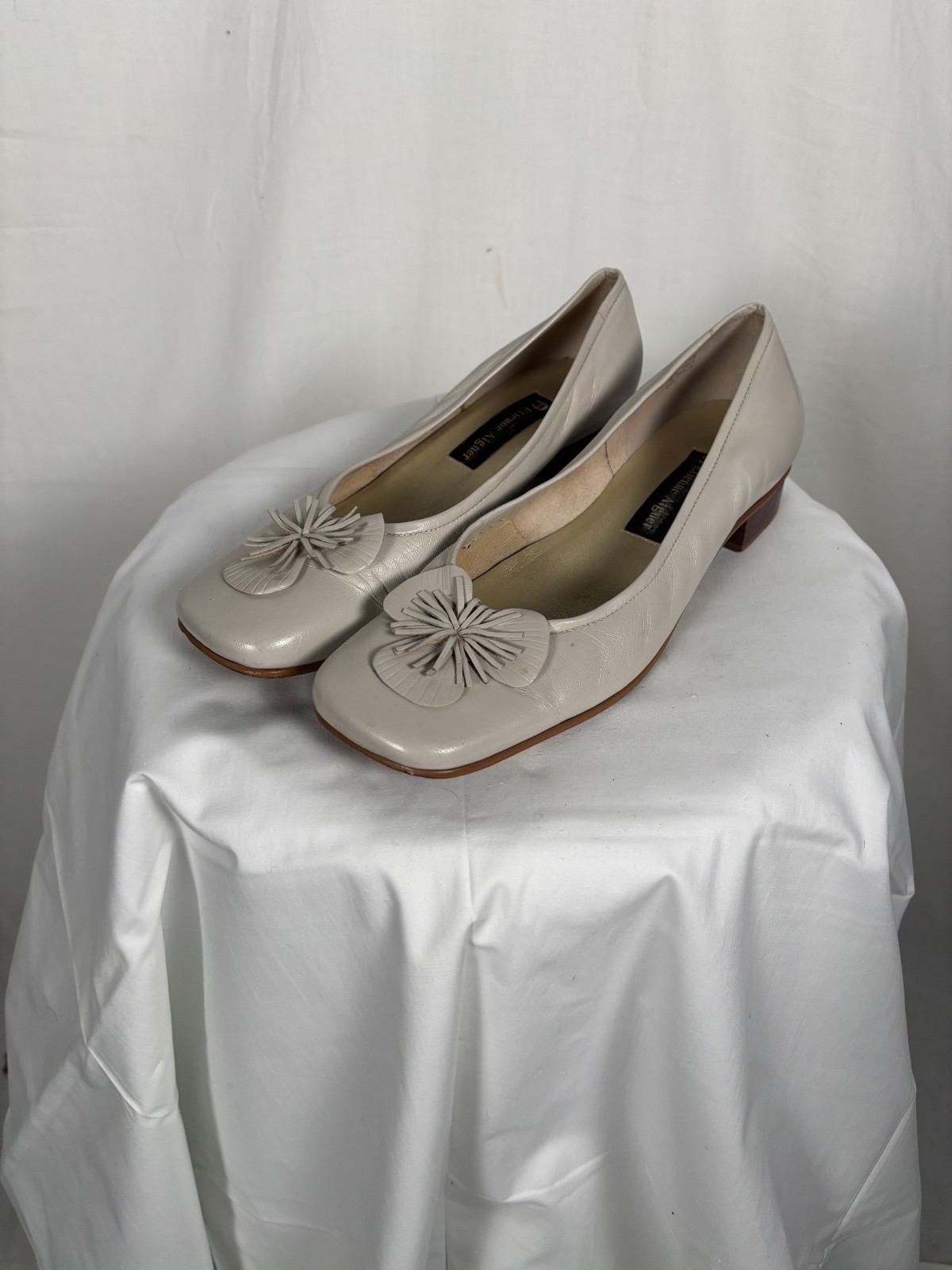 Vintage 90s/ Y2K Etienne Aigner Gardener Beige Square Toe Leather Pump Sz 8M