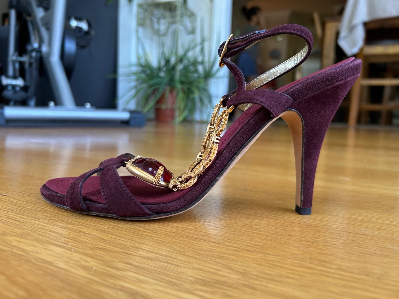 GIUSEPPE ZANOTTI Burgundy Suede Gold Chain &Red Jewel T-Strap Sandals IT 38 Good