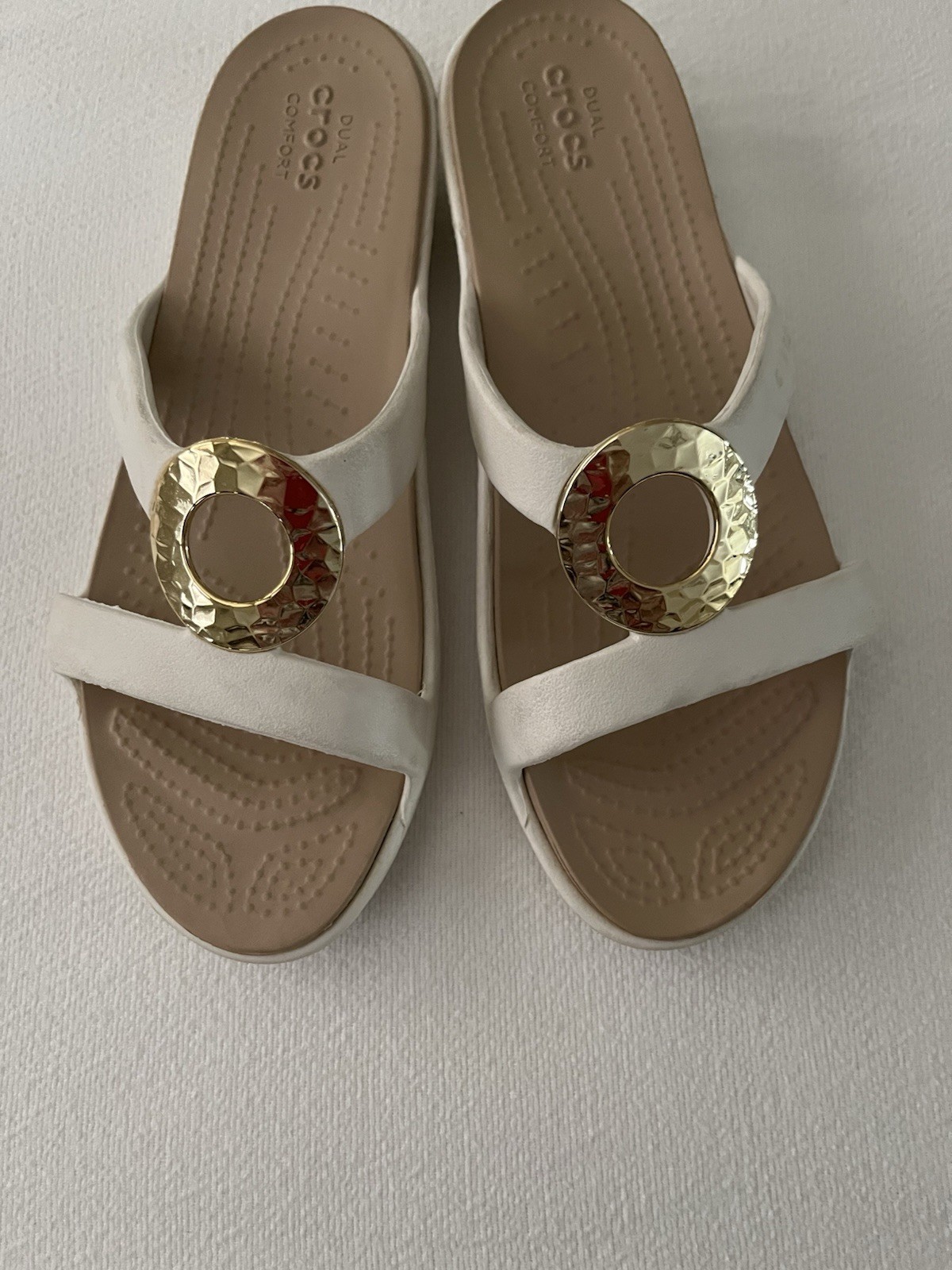 Women’s Crocs Sanrah Circle Slide Sandals, Hammered Ring Oyster Gold Size 6 EUC