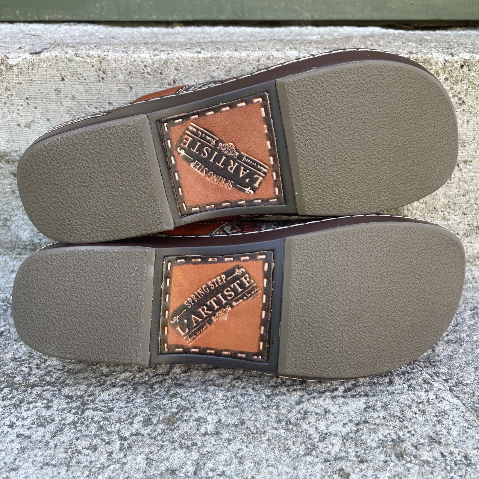 L’Artiste Zagabank Clogs Spring Step Sz 42 Woven Textile Embossed Floral Leather