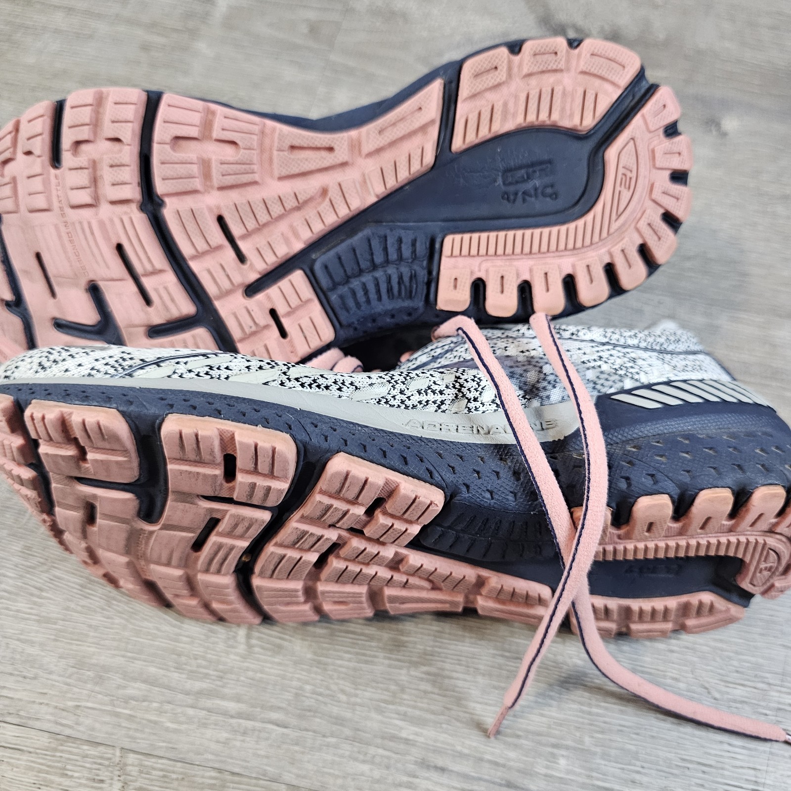 Size 7.5 – Women’s Brooks Adrenaline GTS 21 Coral/White Running Shoe See Picture