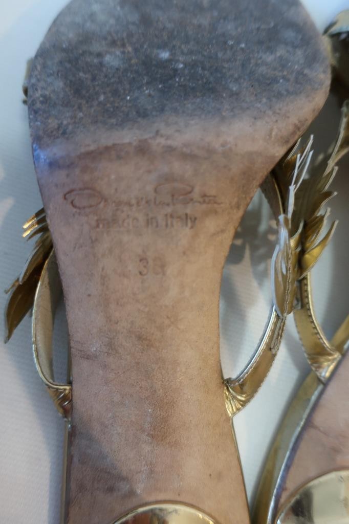 Womens Oscar de la Renta Gold Leather Feather Embellished Heeled Sandals 38 US/8
