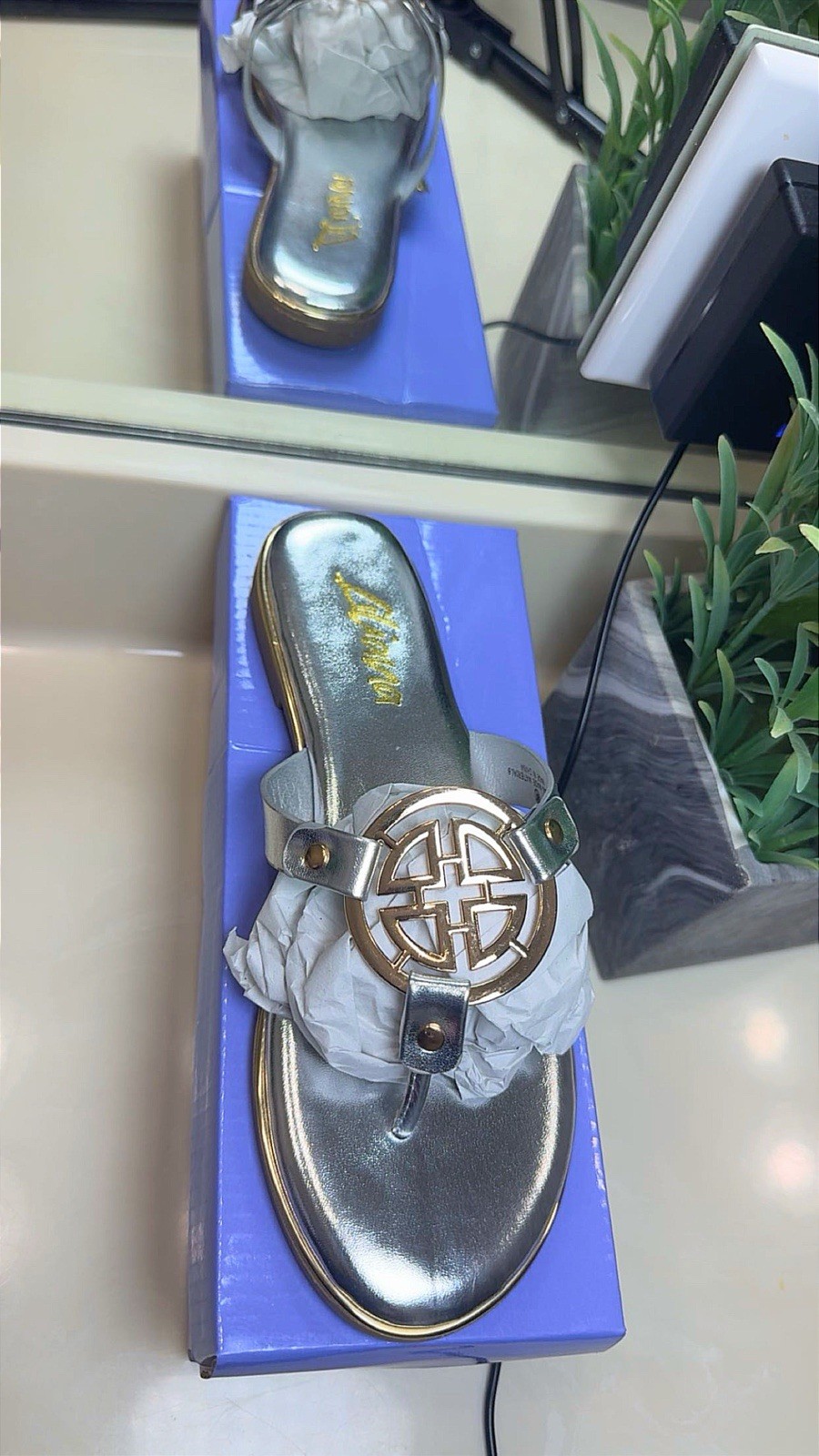 Aliana Women’s Silver Thong Slip-On Slide Sandals Casual Size 6.5