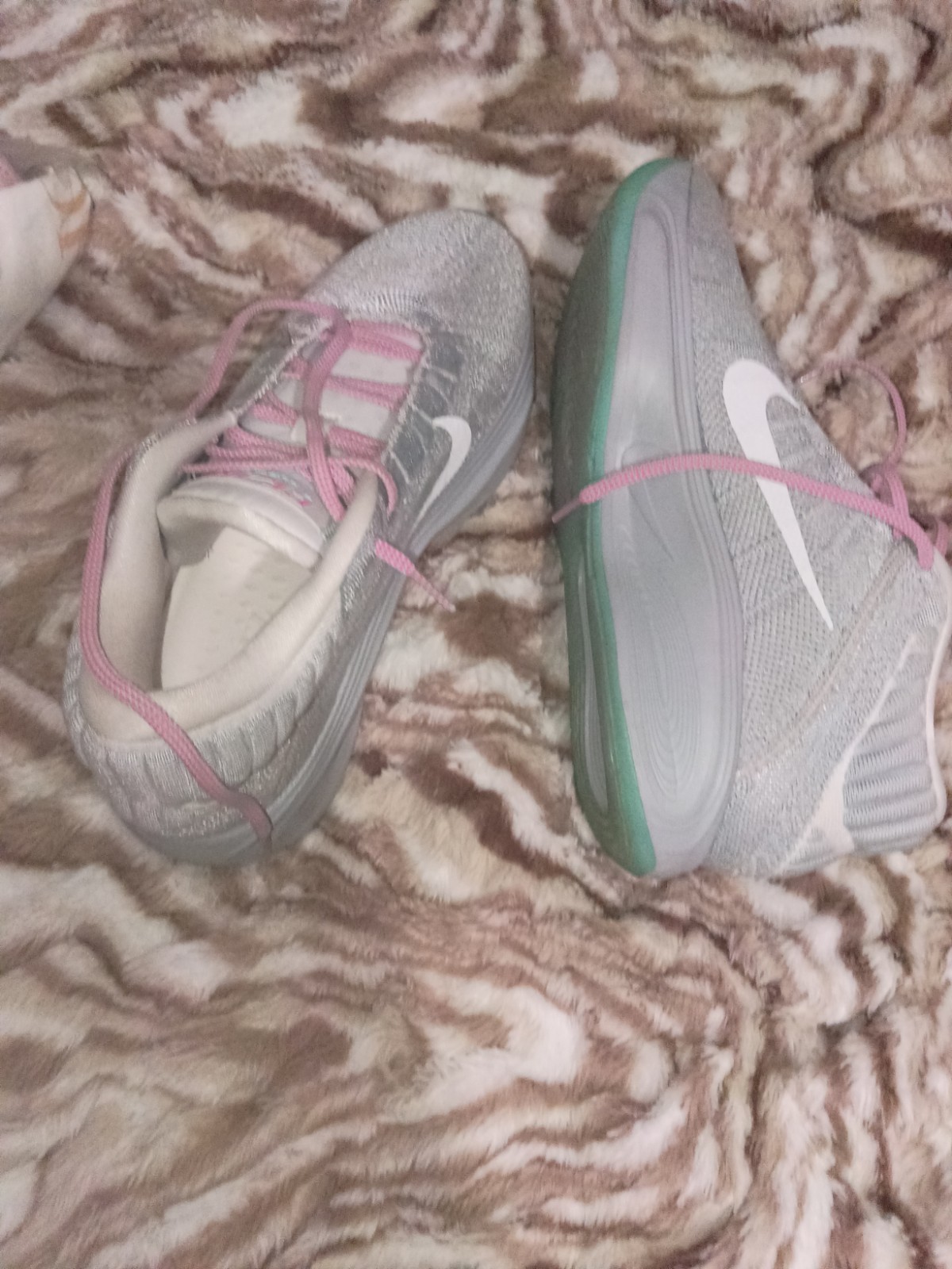Nike Hustle GT3 Knit Low Top Sneakers Gray Pink Laces Mint Sole New Box