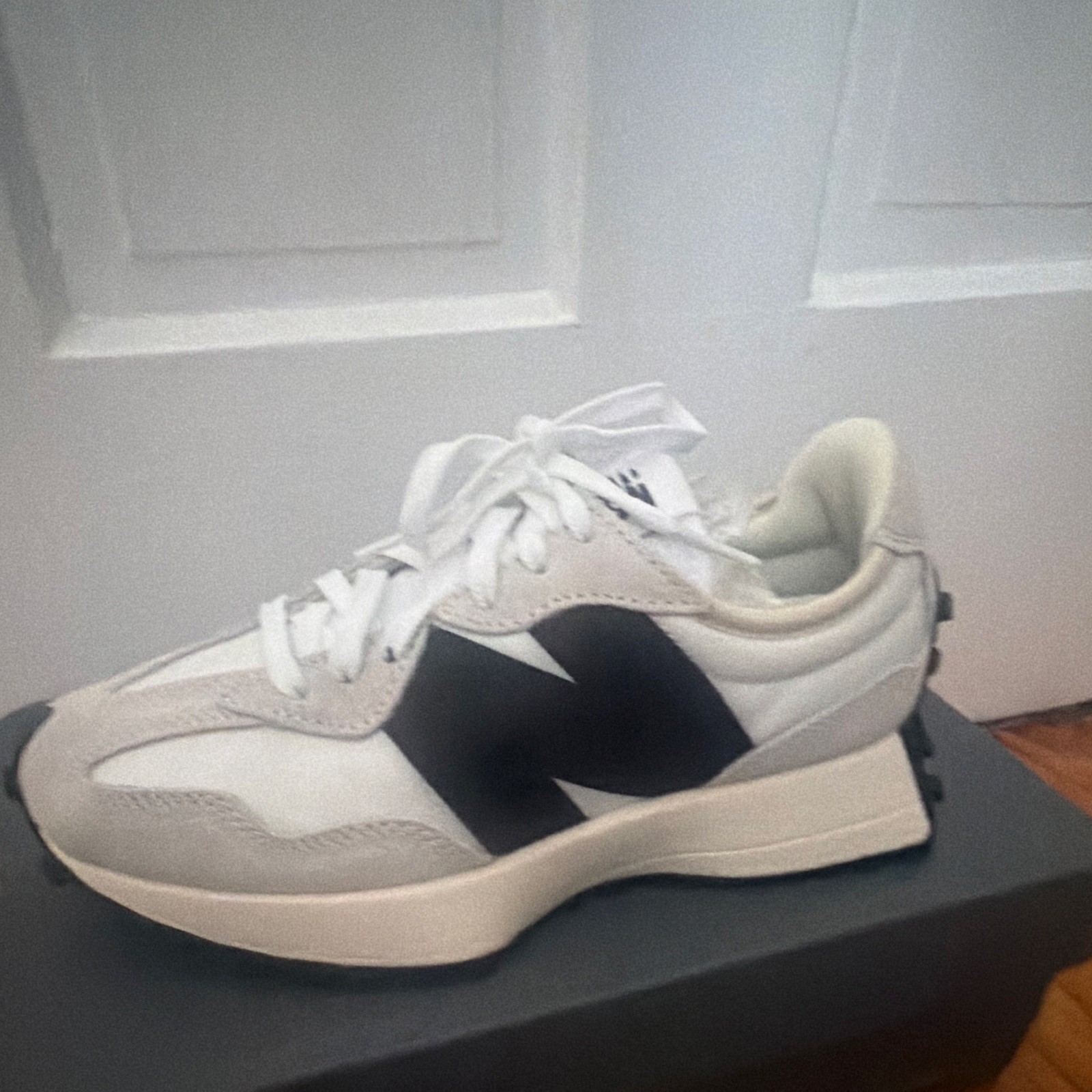 New Balance 327 Women’s Low Top Lace-Up Colorblock Sneakers White/Black/Gray
