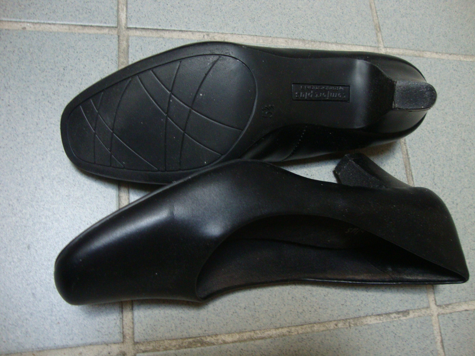 Predictions’ Black size 5.5 Low (3/4 in. to 1 1/2 in.) heel classic pump