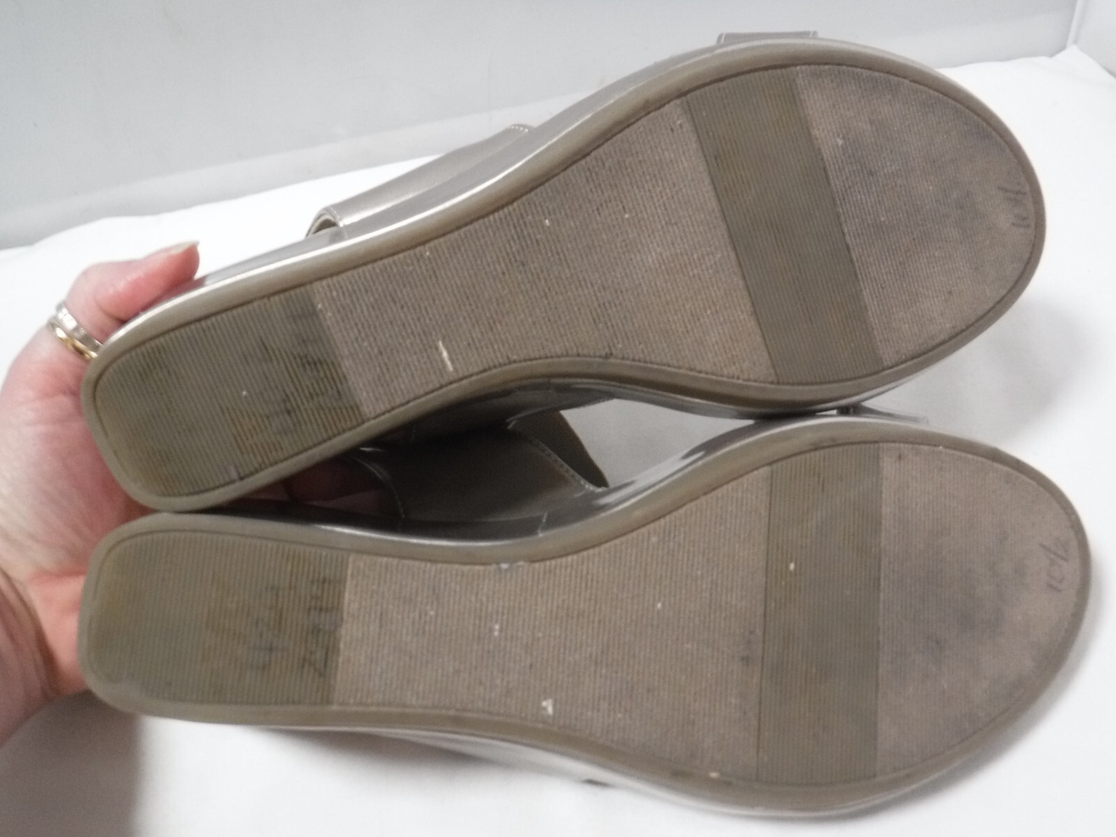 PF2 Women’s ANNE KLEIN Sport Peppina Gold Strappy Wedge Heel Sandals 10.5
